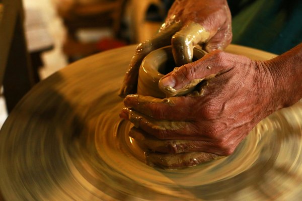 Où suivre des ateliers de poterie traditionnelle dans les montagnes de l'Atlas, Maroc?